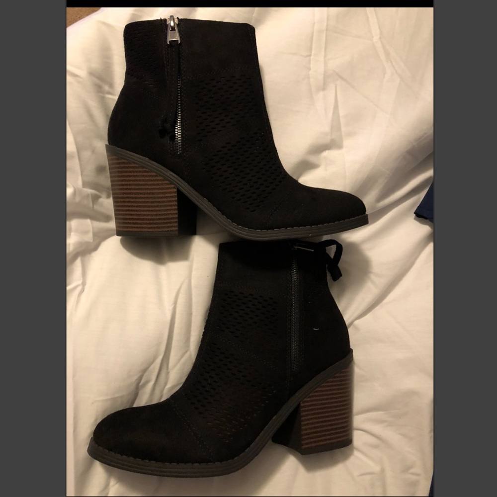 Black ankle booties. New!!!